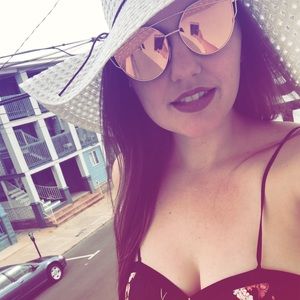 Meet your Posher, Arielle